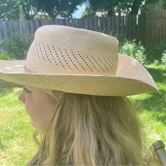 Straw hat with diagonal woven pattern and strap - Picture 2 of 5